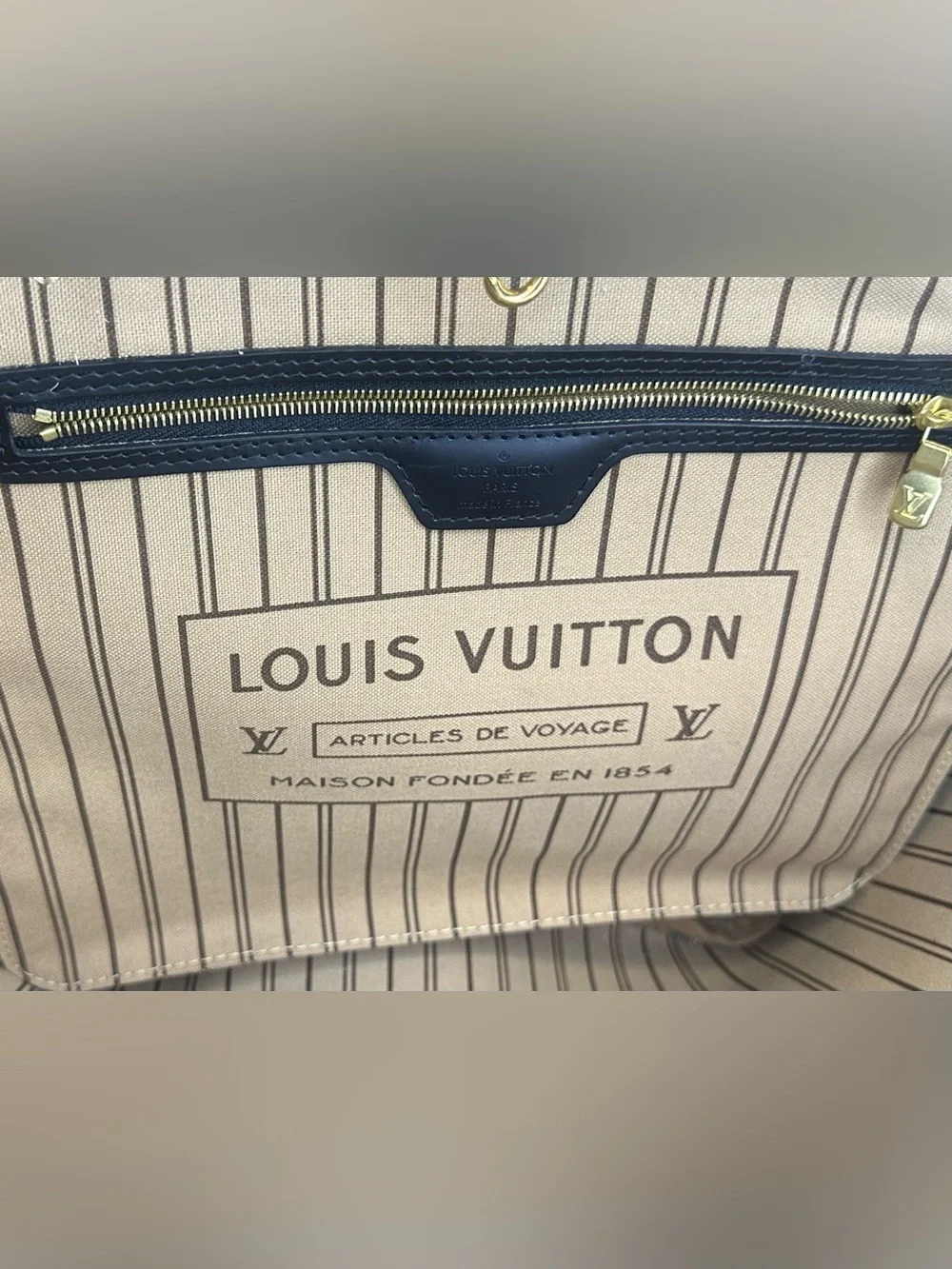 Louis Vuitton preloved excellent